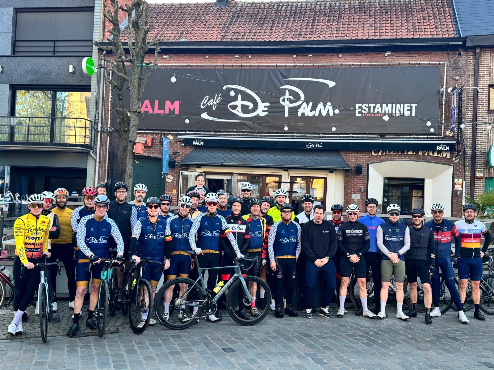 Groepsfoto van Social Riders Londerzeel bij Café De Palm
